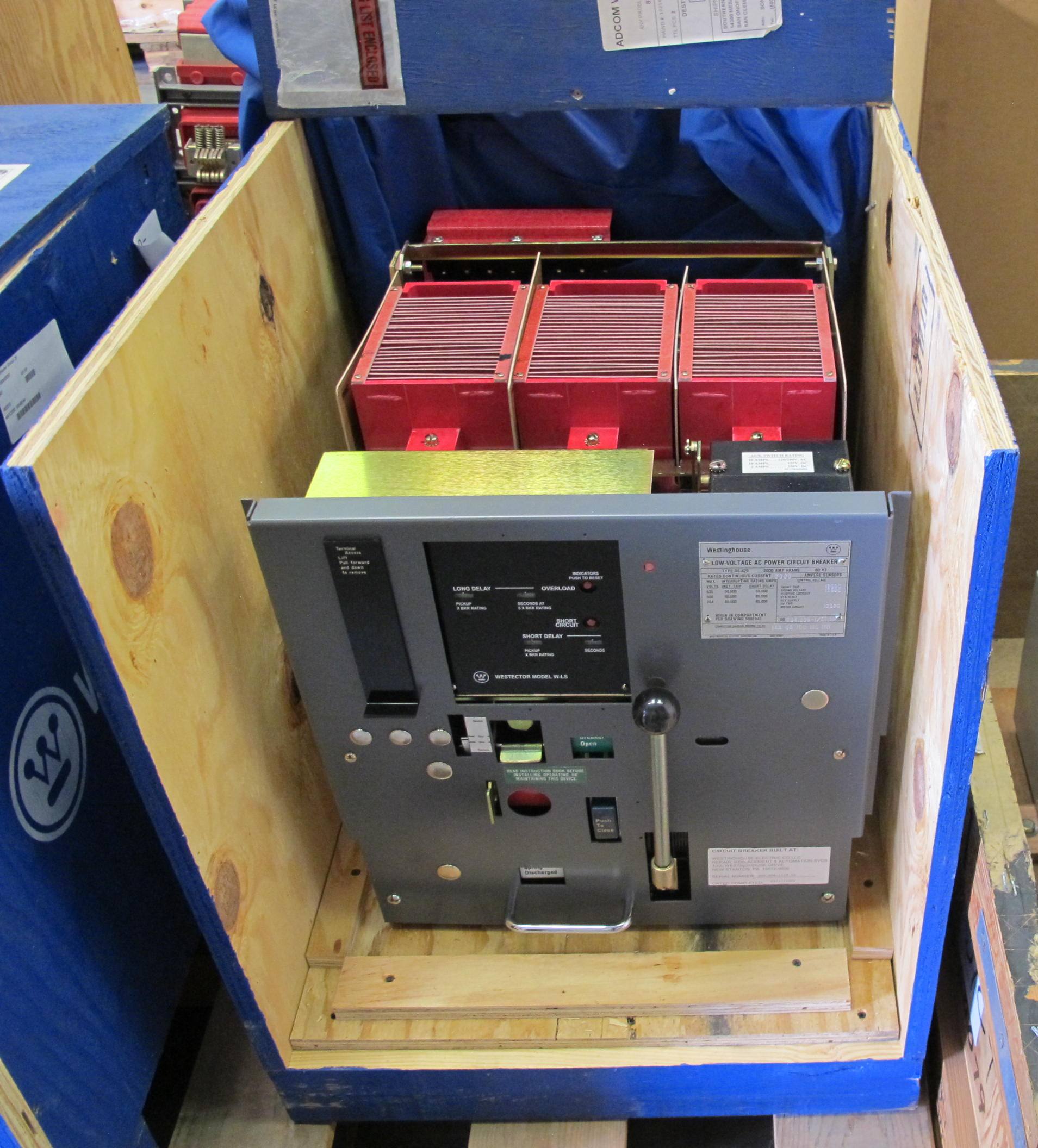 BREAKER, CIRCUIT TYPE, 2000 AMP RATING, 240VAC VOLT RATING, 3 POLE. SHOP ORDER NUMBER 48Y5061, PART # DS-420 (W-44) LOADING & HANDLING FEE $15-